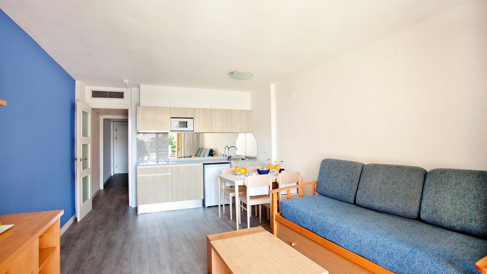 rooms-apartment-25-pax-with-balcony-or-terrace