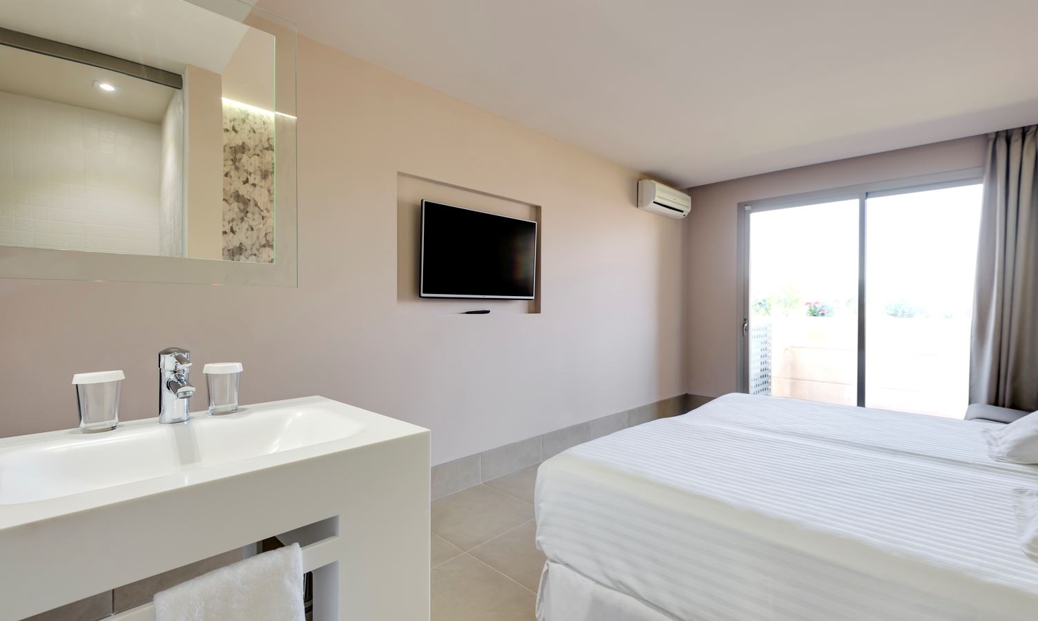 rooms-double-room-balcony-or-terrace