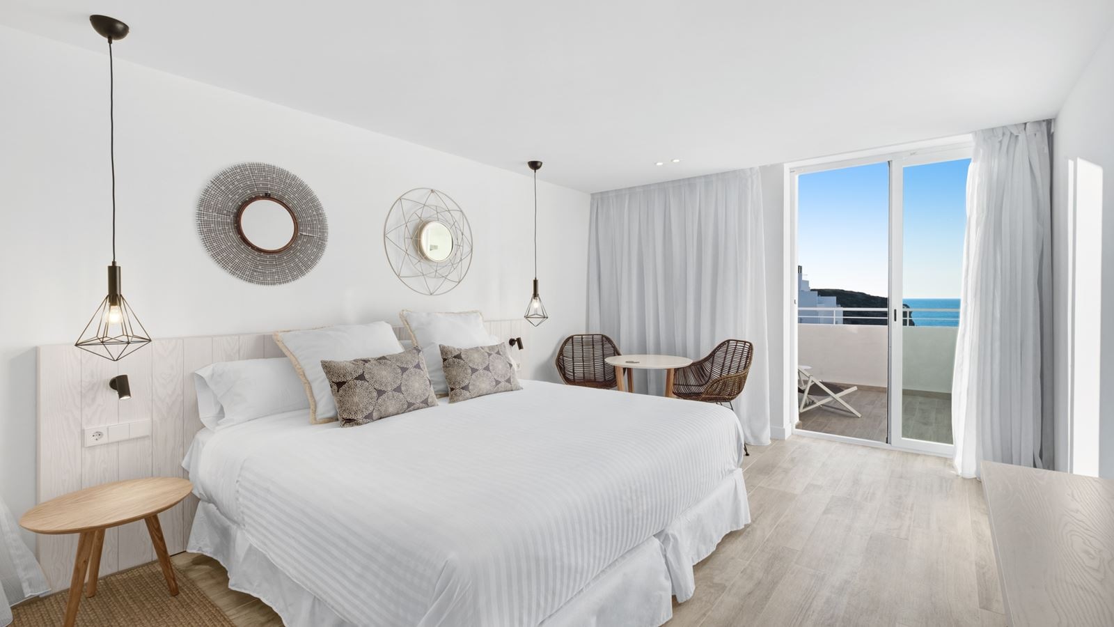 rooms-deluxe-sea-view-with-jacuzzi