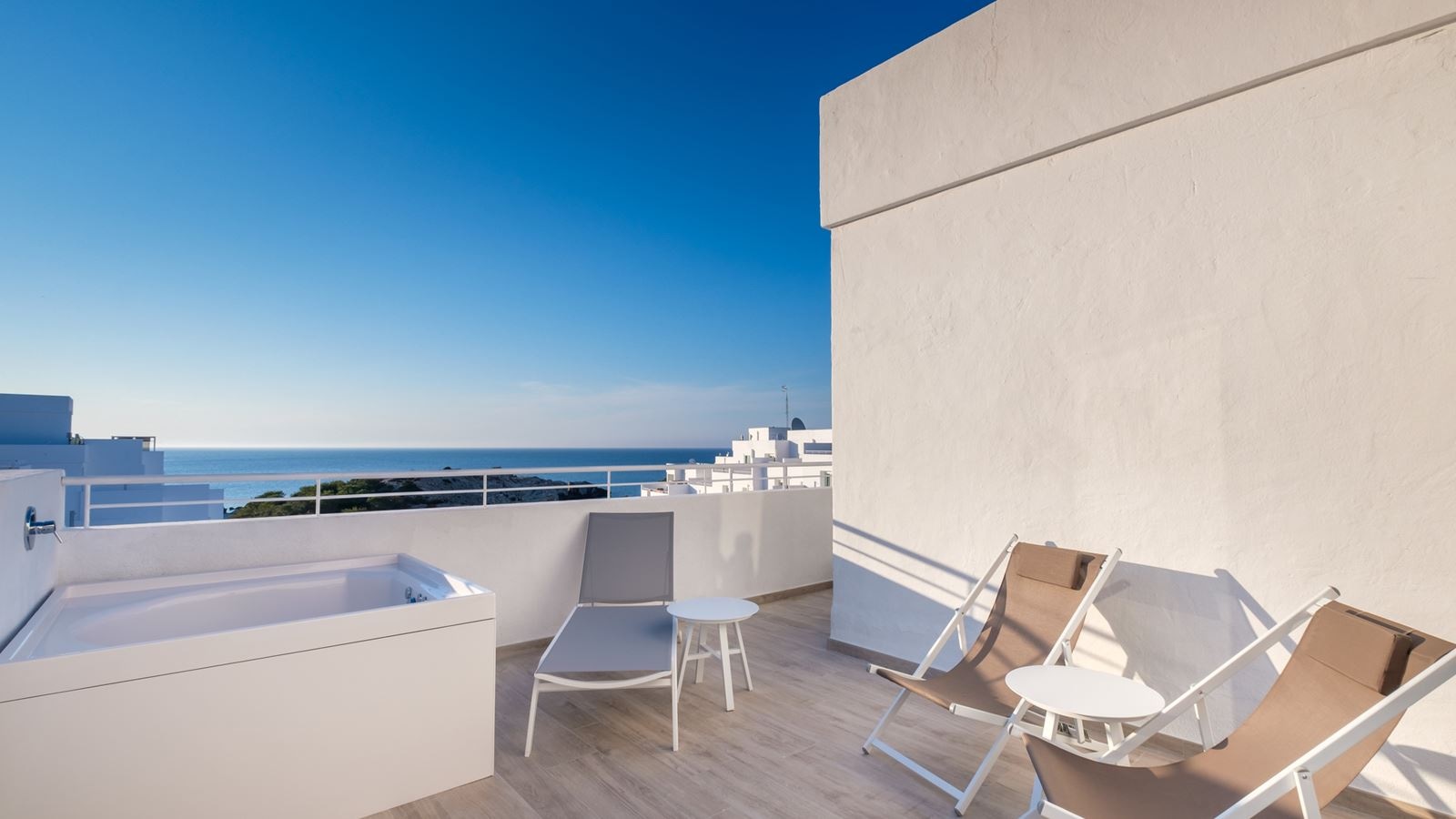 rooms-deluxe-sea-view-with-jacuzzi