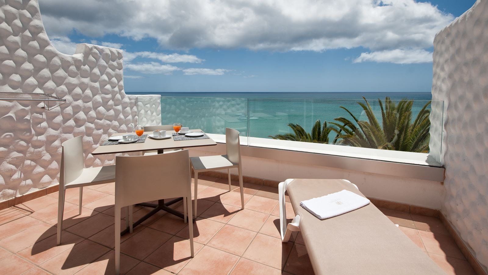 rooms-appartment-seaview-1bedroom-with-balcony-or-terrace