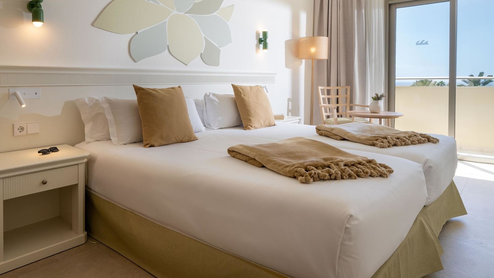 rooms-suite-side-sea-view-balcony-or-terrace