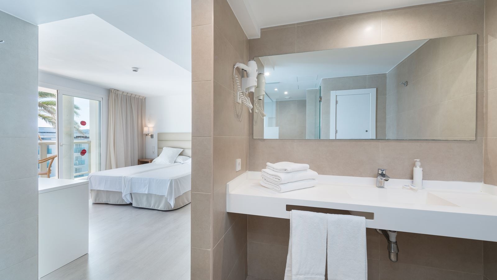 rooms-studio-balcony-or-terrace