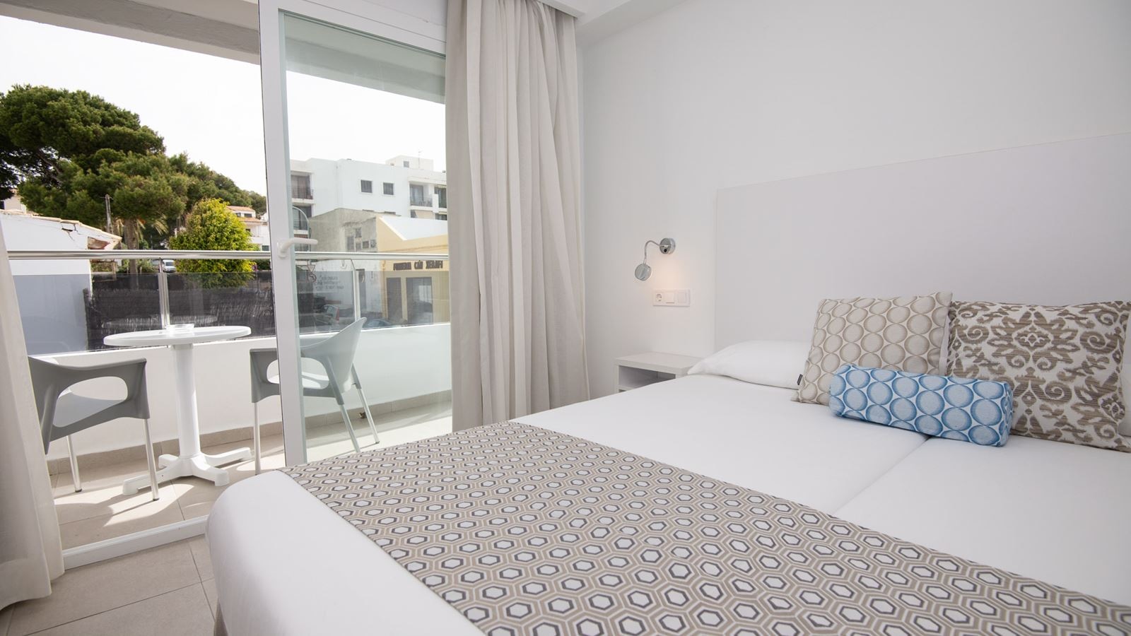 rooms-suite-balcony-or-terrace