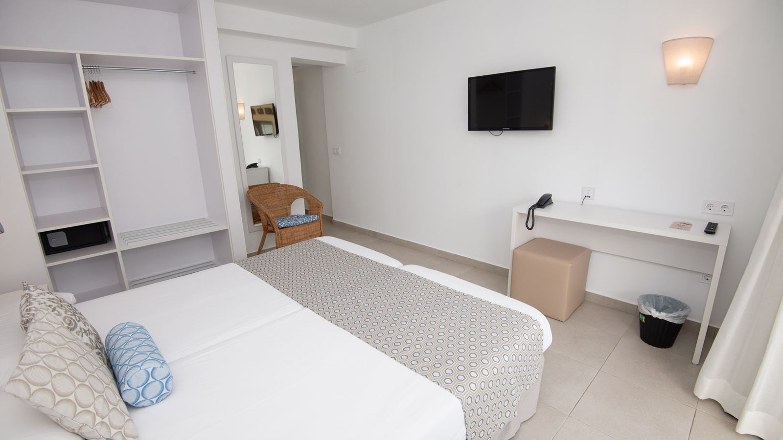 rooms-suite-balcony-or-terrace