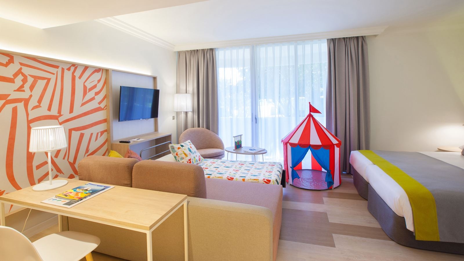 rooms-dfa-family-room-balcony