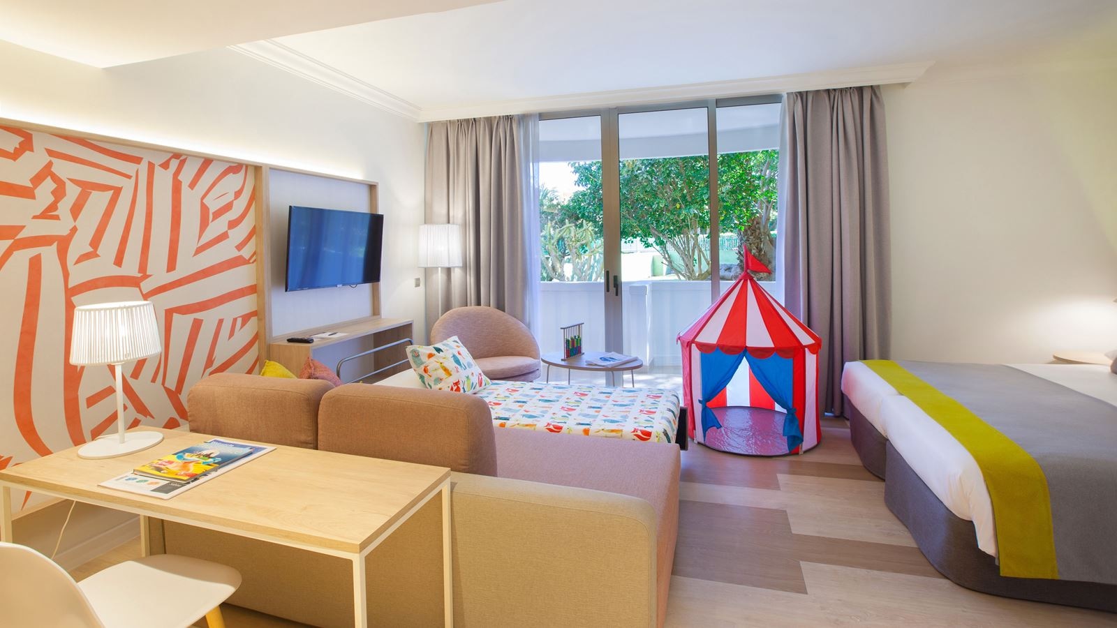 rooms-dfa-family-room-balcony