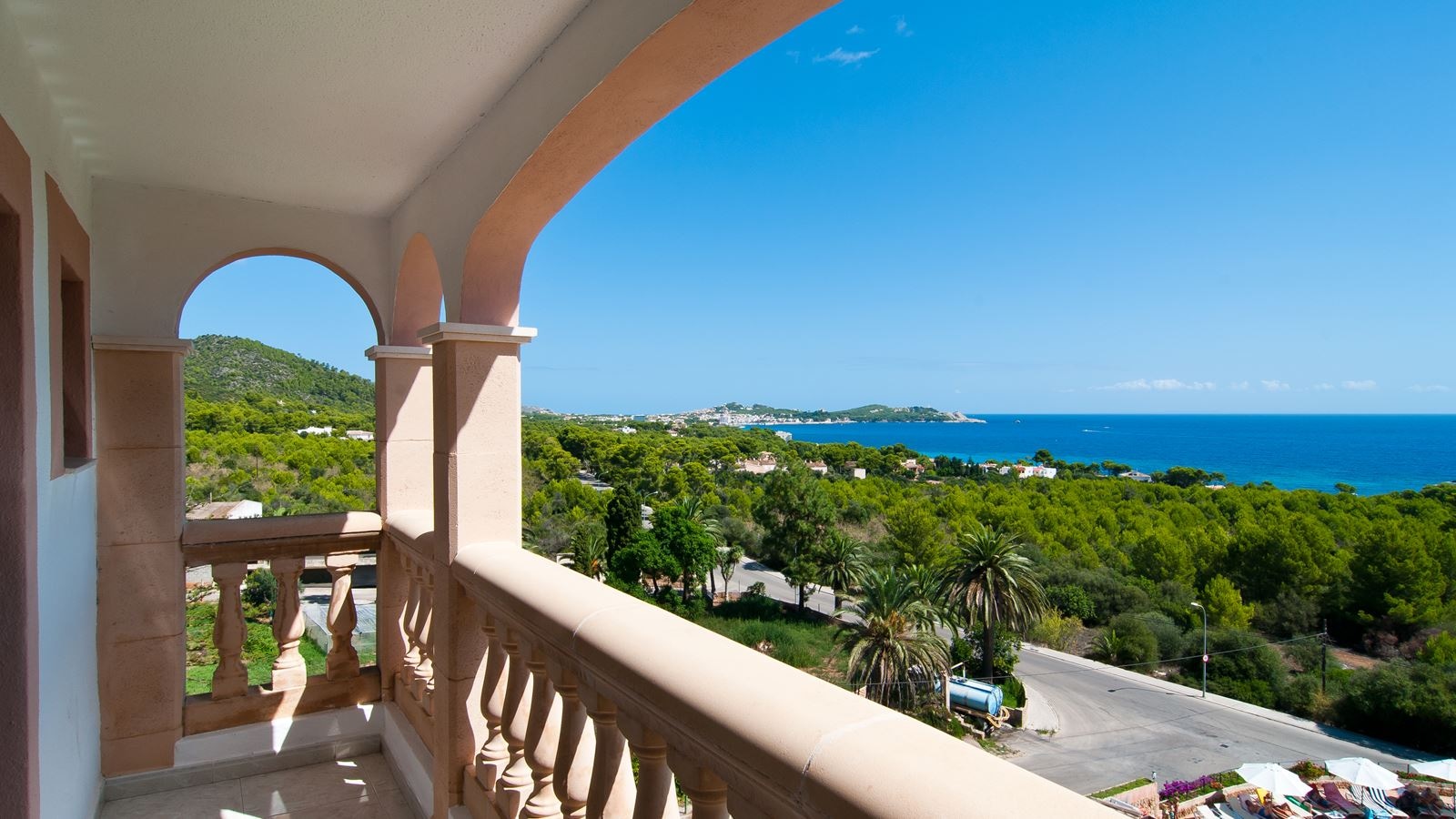 rooms-double-terrace-room-terrace-with-sunbeds