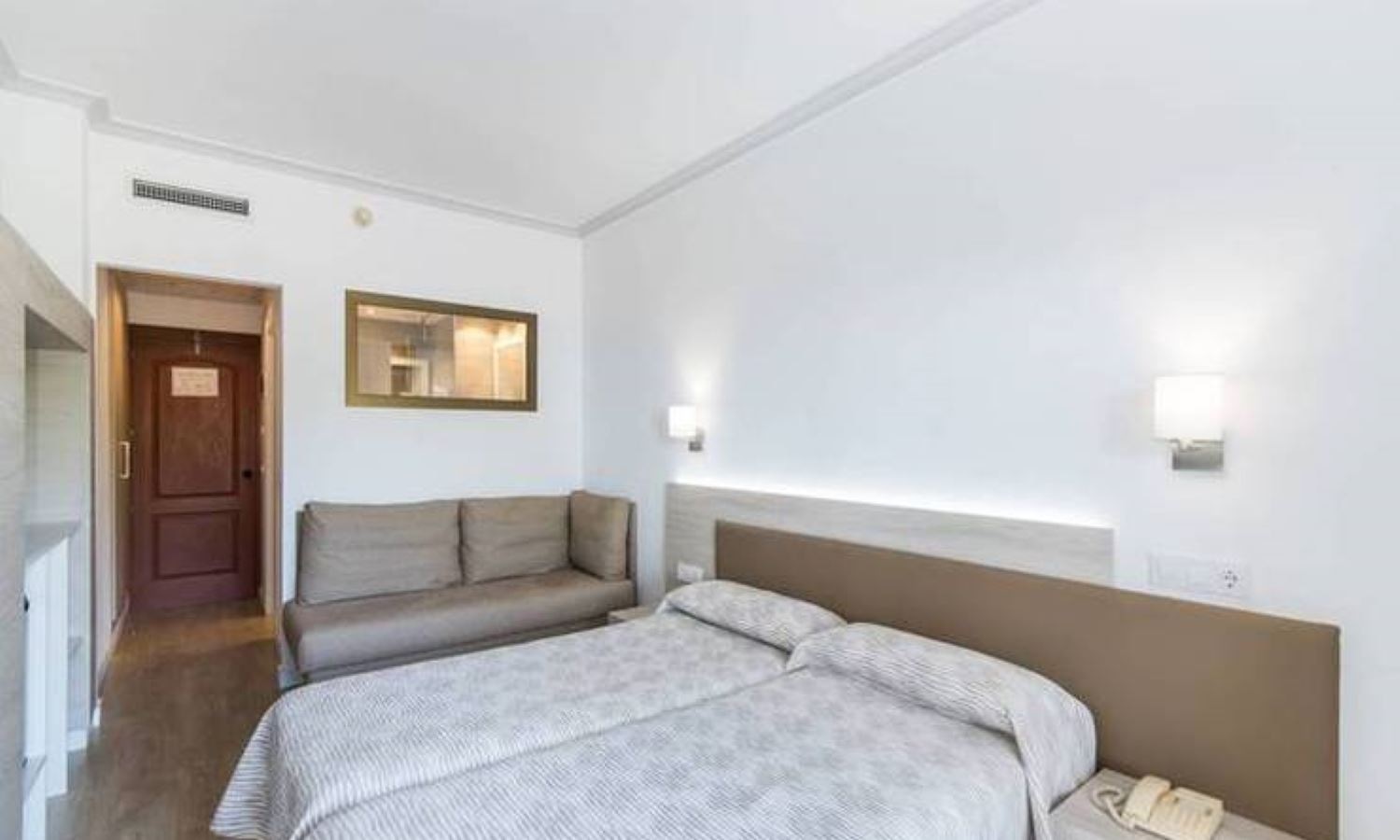 rooms-double-chill-out-room-balcony-sofabed-access-to-rooftop-chillout-area