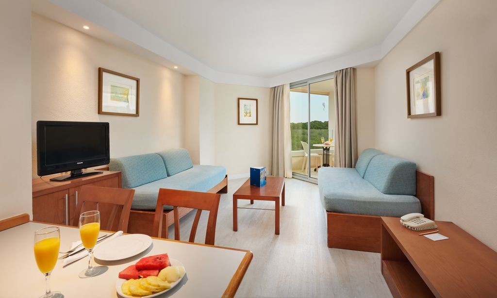 rooms-apartment-one-bedroom-balcony-or-terrace