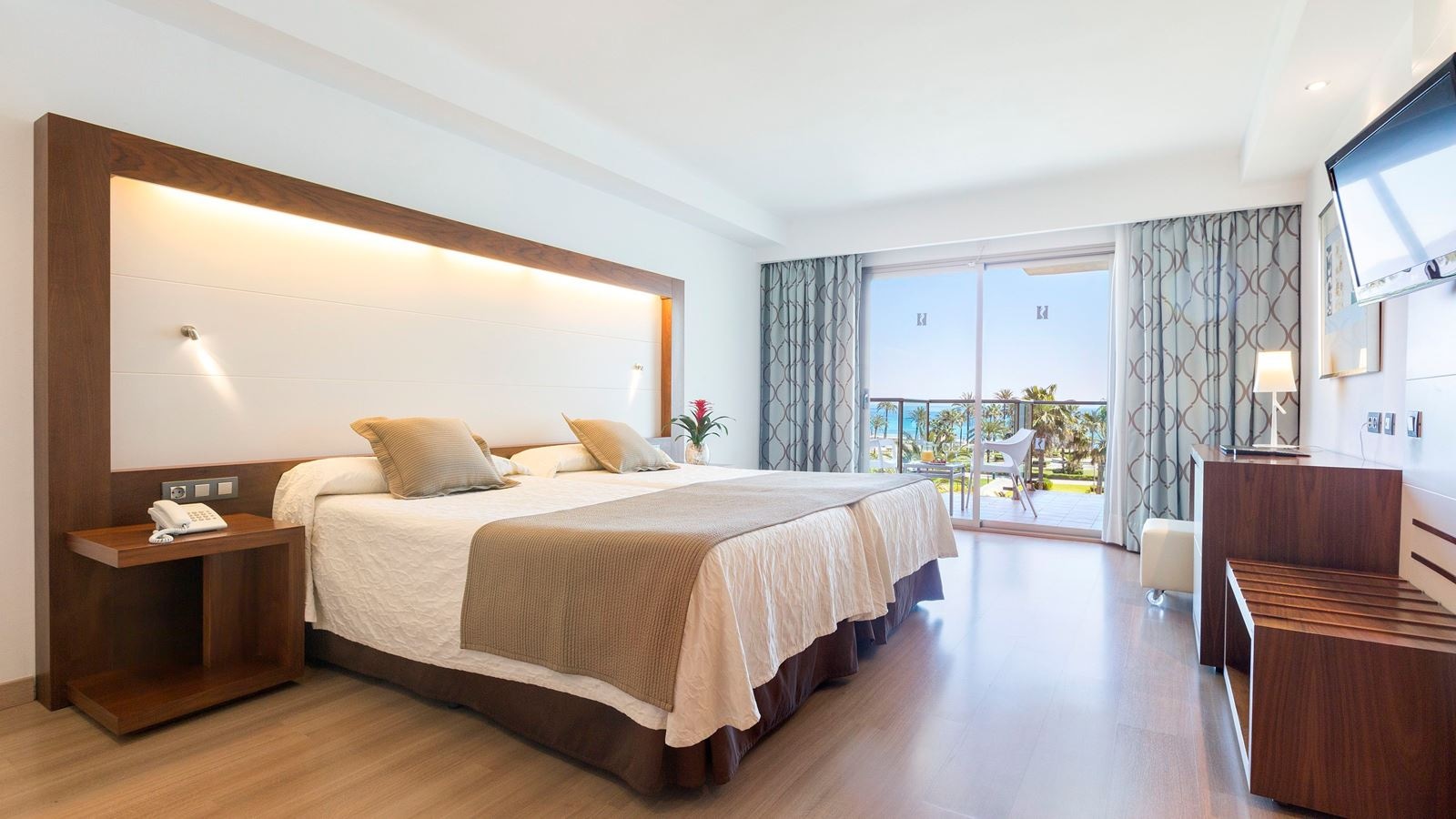 rooms-junior-suite-sea-view-balcony-or-terrace