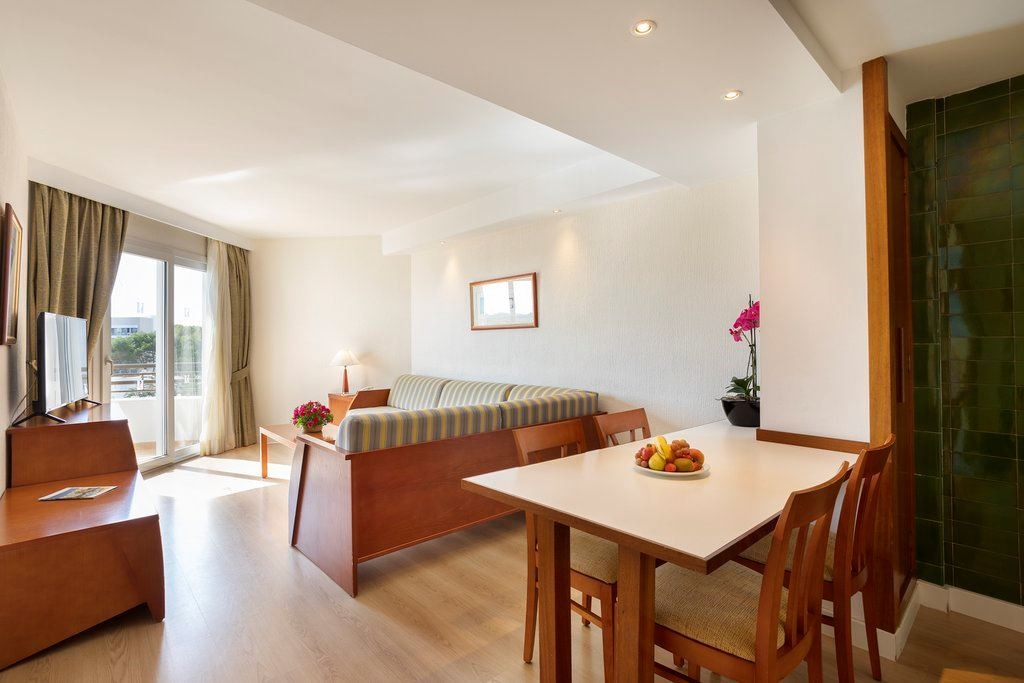 rooms-apartment-1-bedroom-pool-view-with-balcony