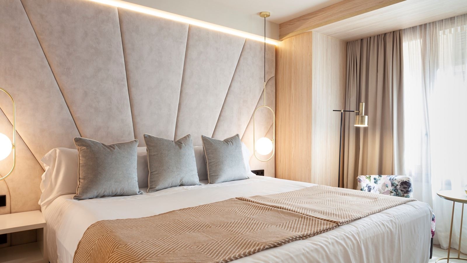 rooms-cozy-room-hot-tub