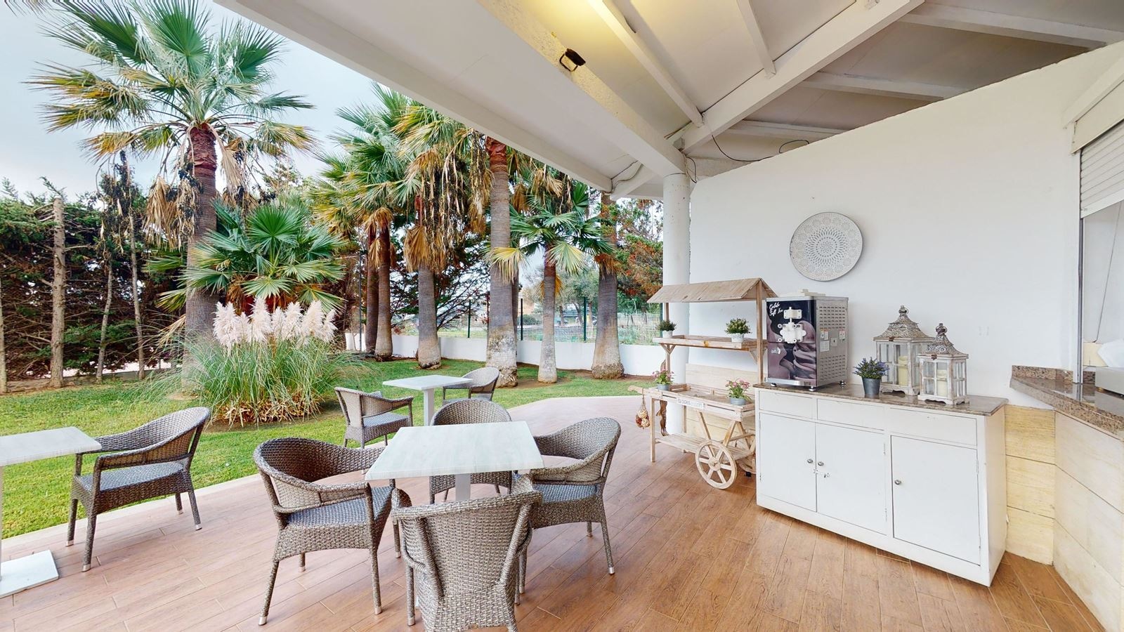 restaurants-pool-bar