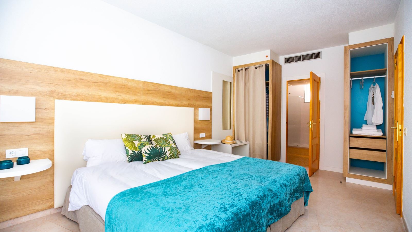 rooms-suite-golf-view-balcony-or-terrace