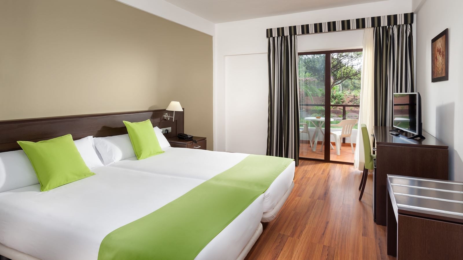 rooms-singleuse-standard-room-balcony-or-terrace