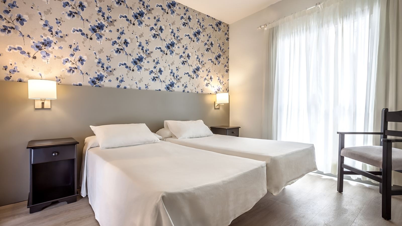 rooms-standard-apartment-balcony-or-terrace