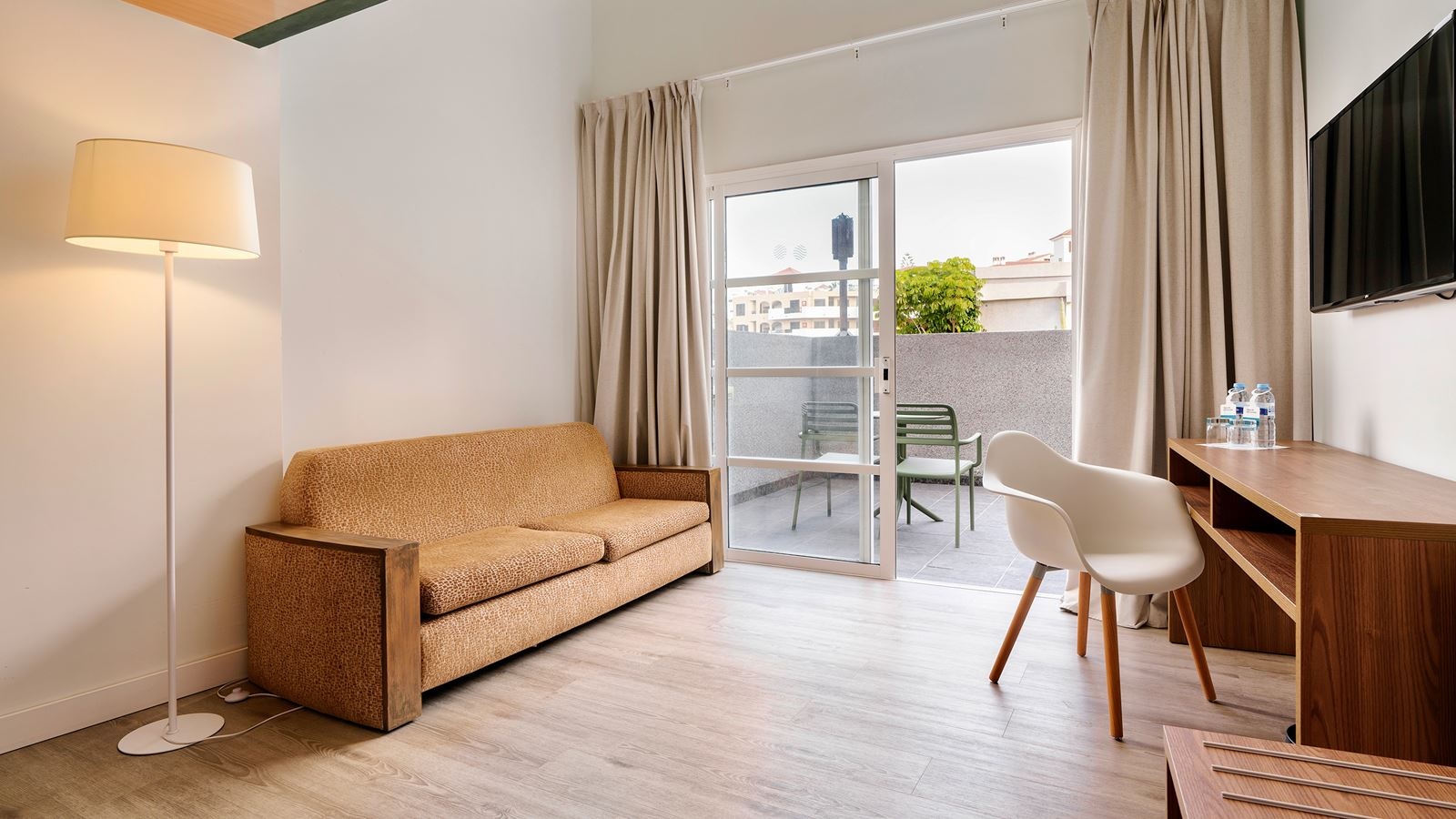 rooms-basic-room-pool-view