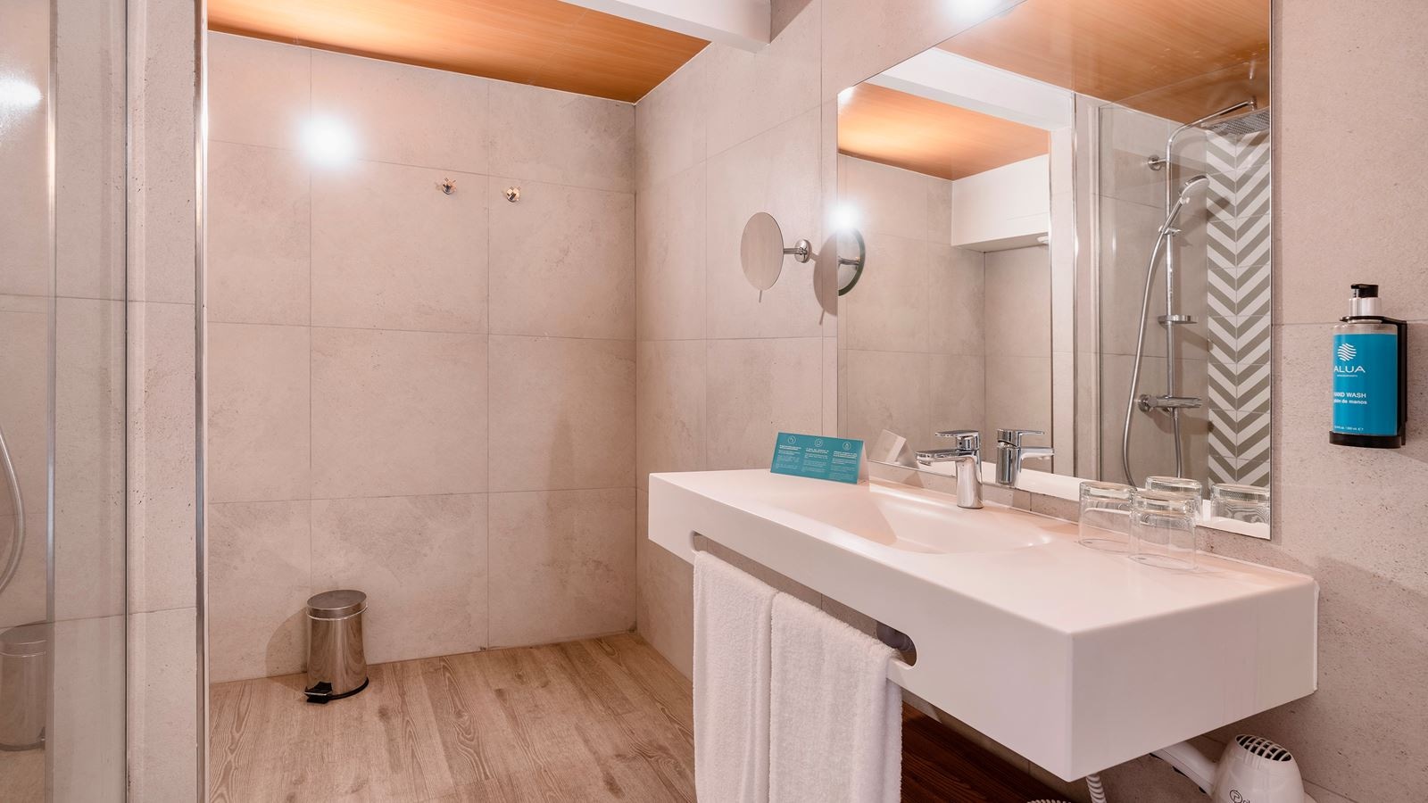 rooms-basic-room-pool-view