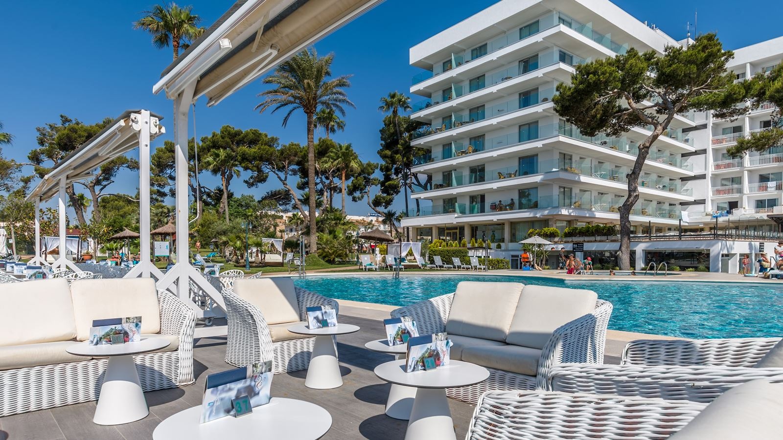 restaurants-luna-restaurant--pool-bar