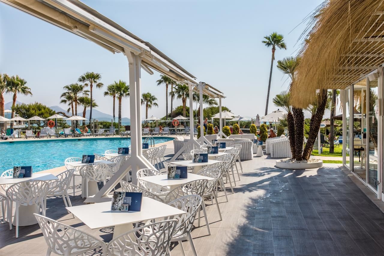 restaurants-luna-restaurant--pool-bar