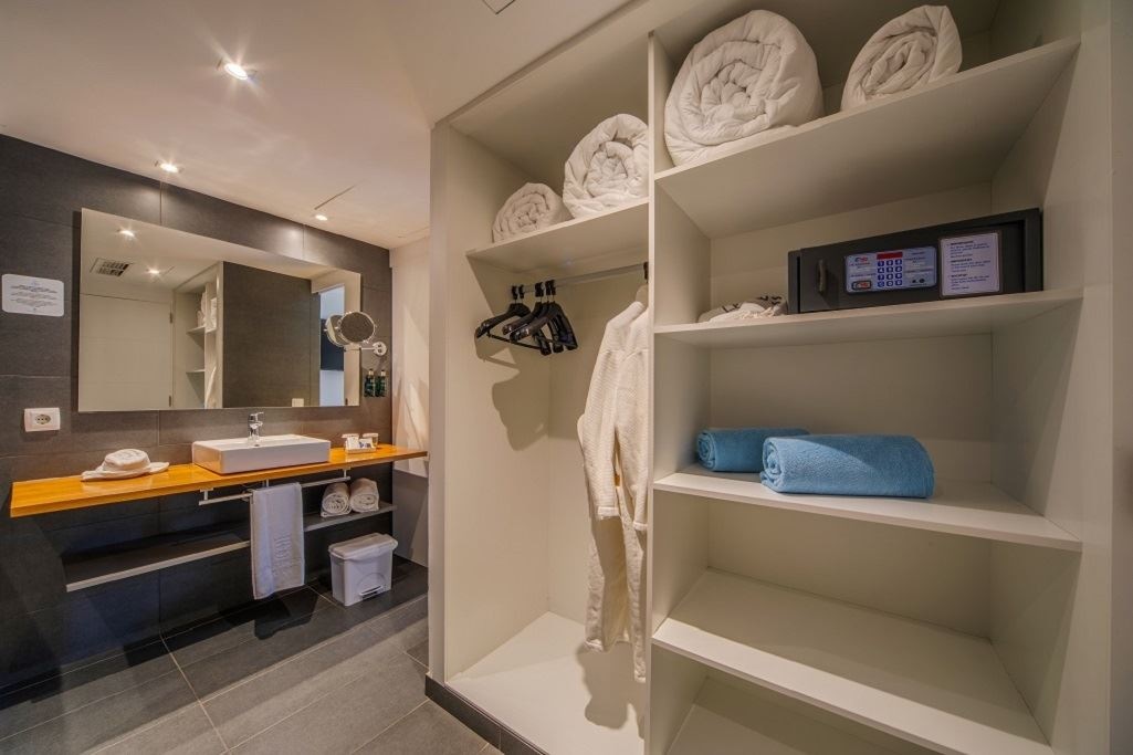 rooms-junior-suite-side-sea-view