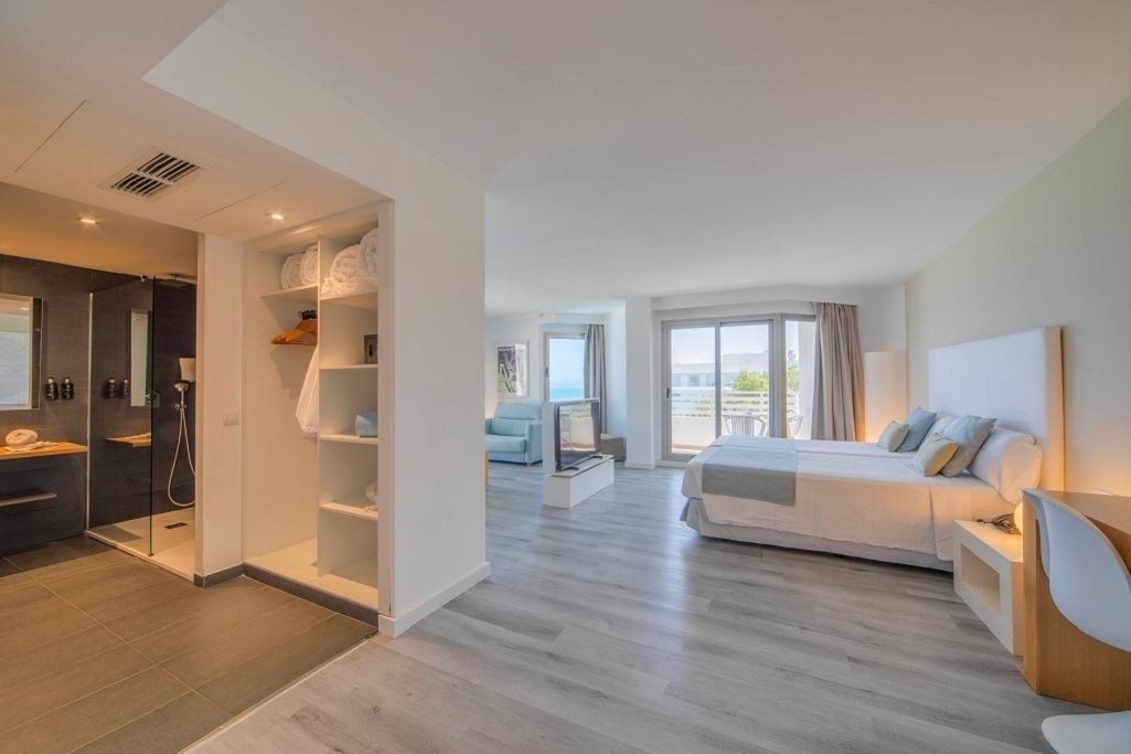 rooms-junior-suite-side-sea-view