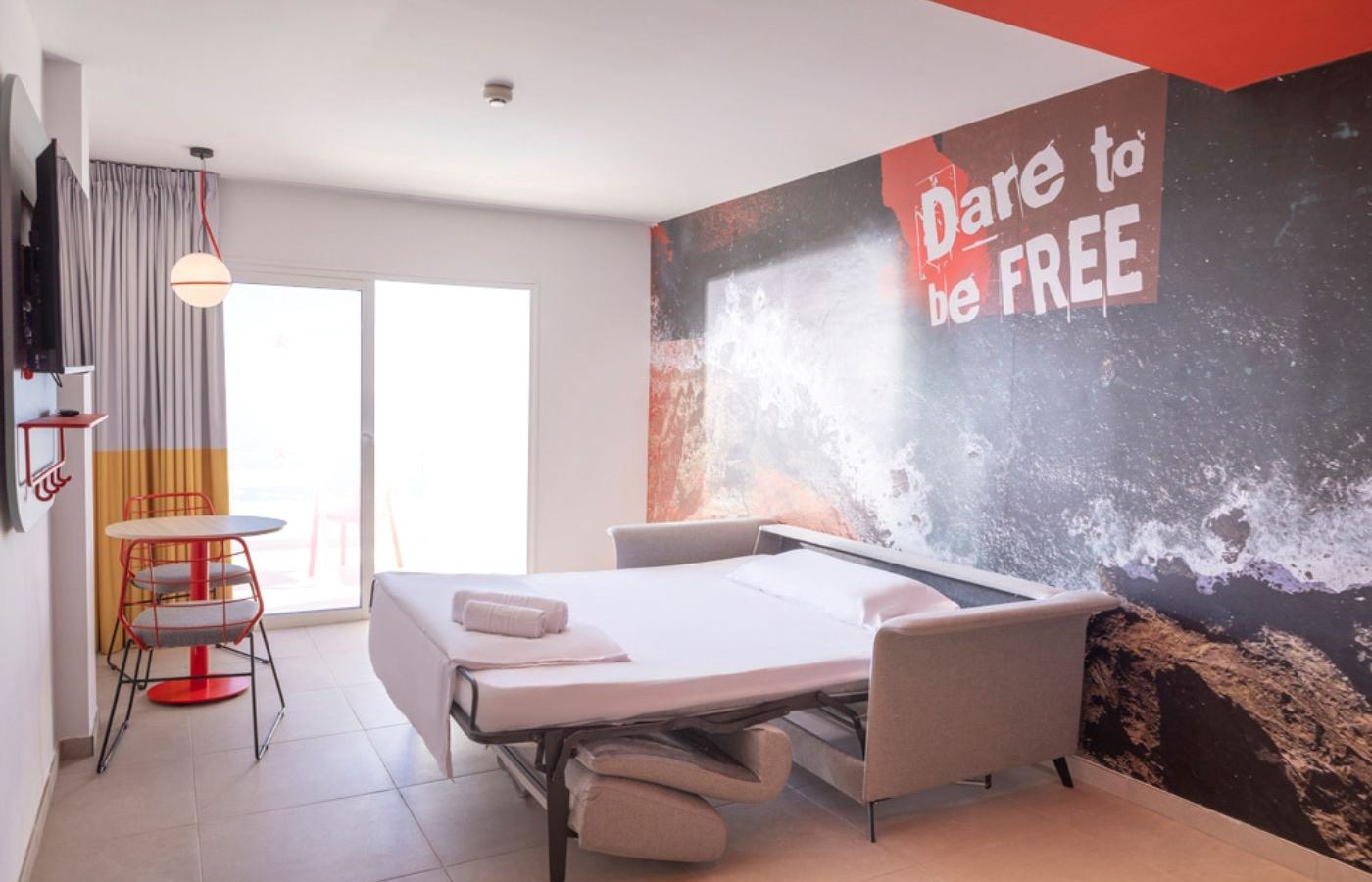 rooms-the-loop-suite-pool-view