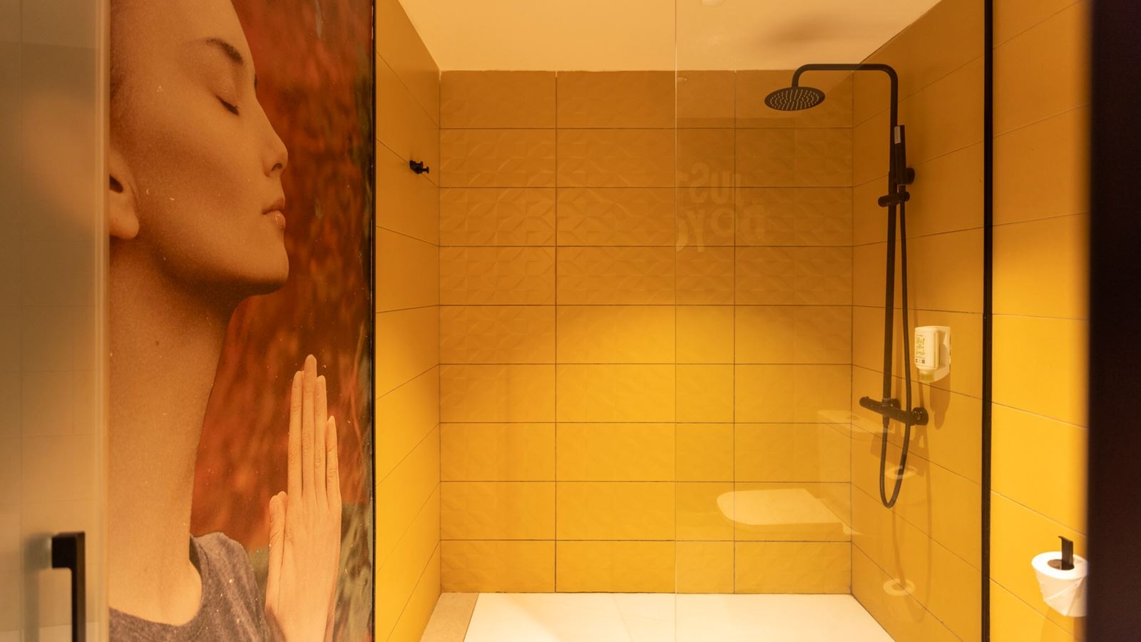 rooms-the-loop-suite-pool-view