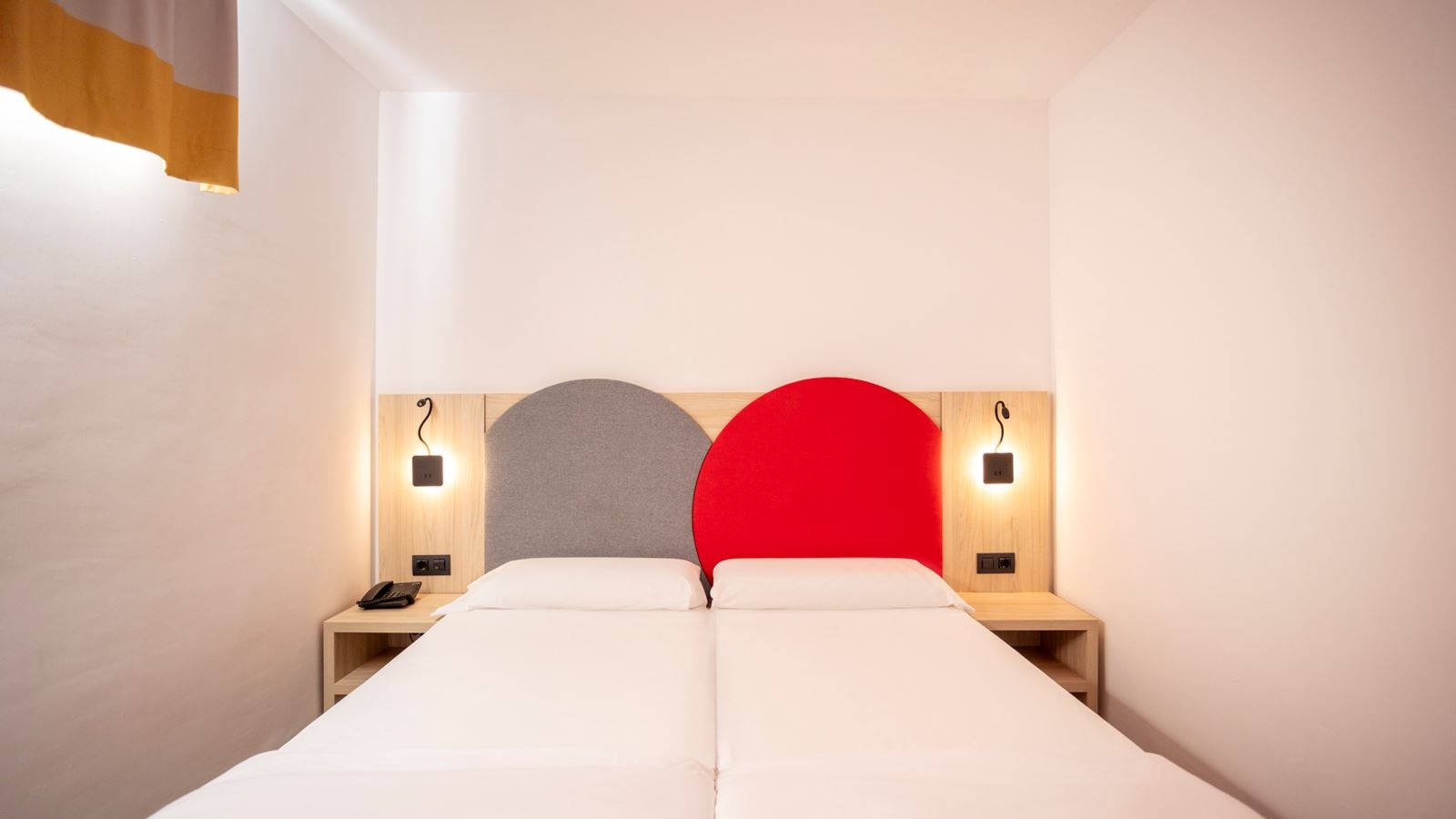 rooms-the-loop-suite-pool-view