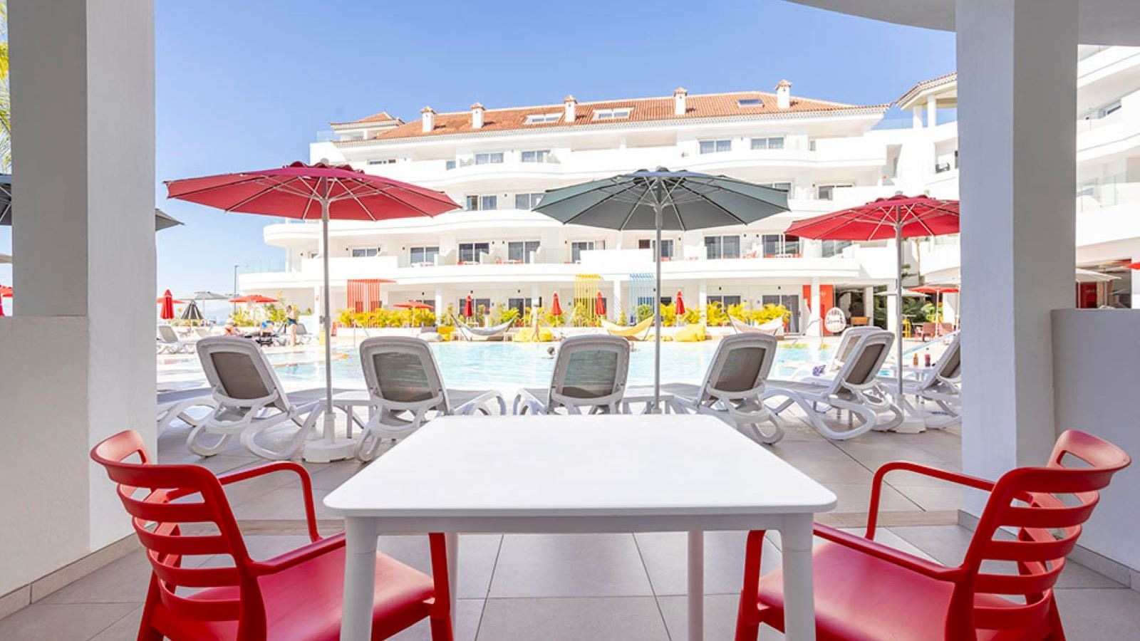 rooms-the-loop-suite-pool-view