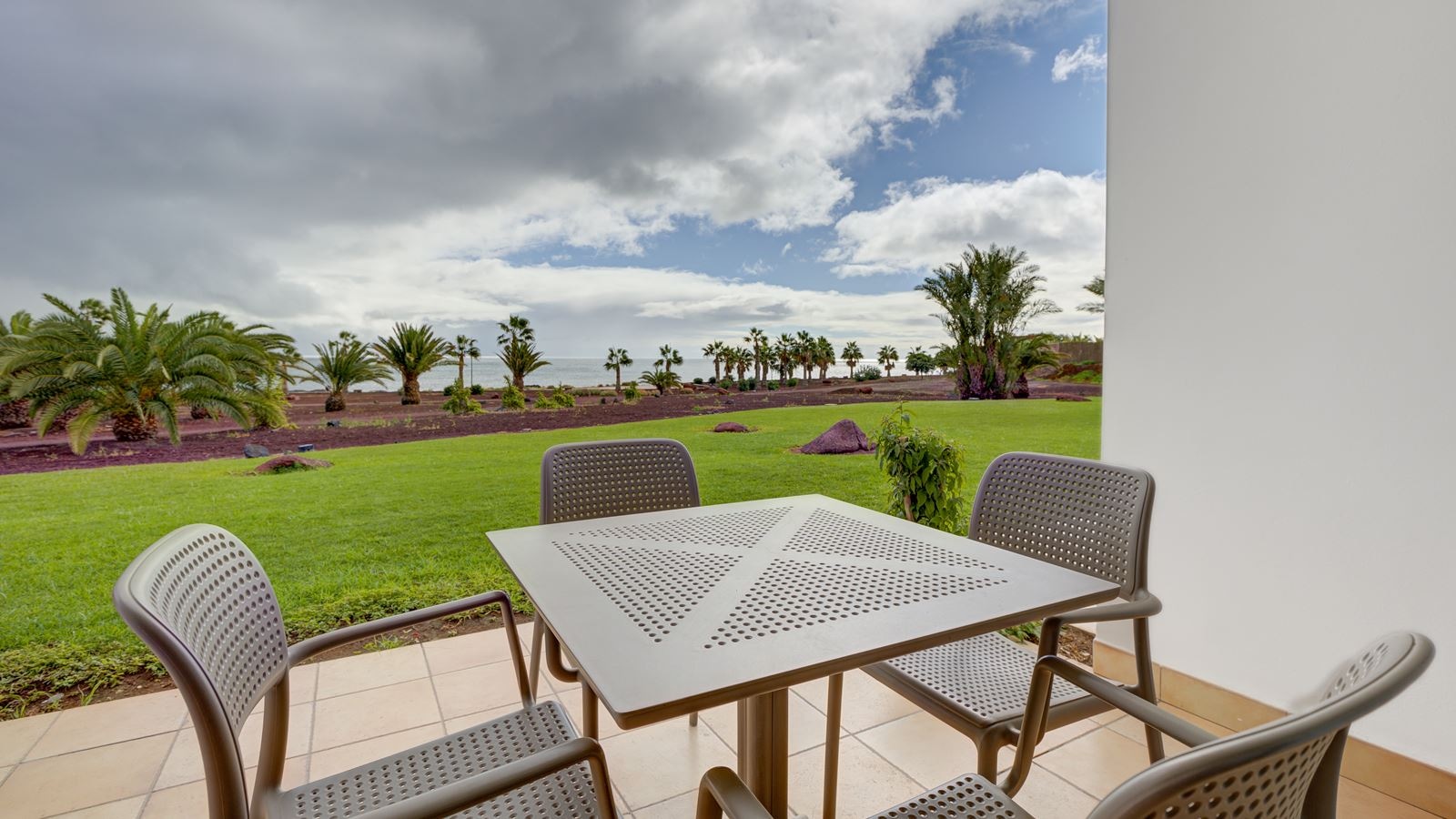 rooms-studio-garden-view