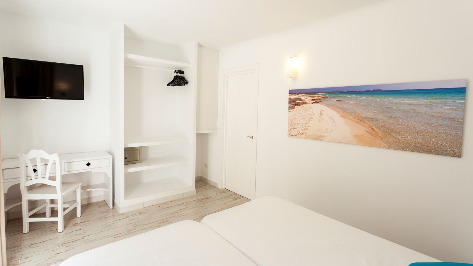 rooms-db--twin-basic-balcony-or-terrace