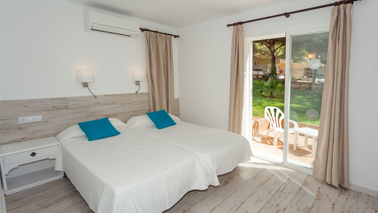 rooms-db--twin-basic-balcony-or-terrace