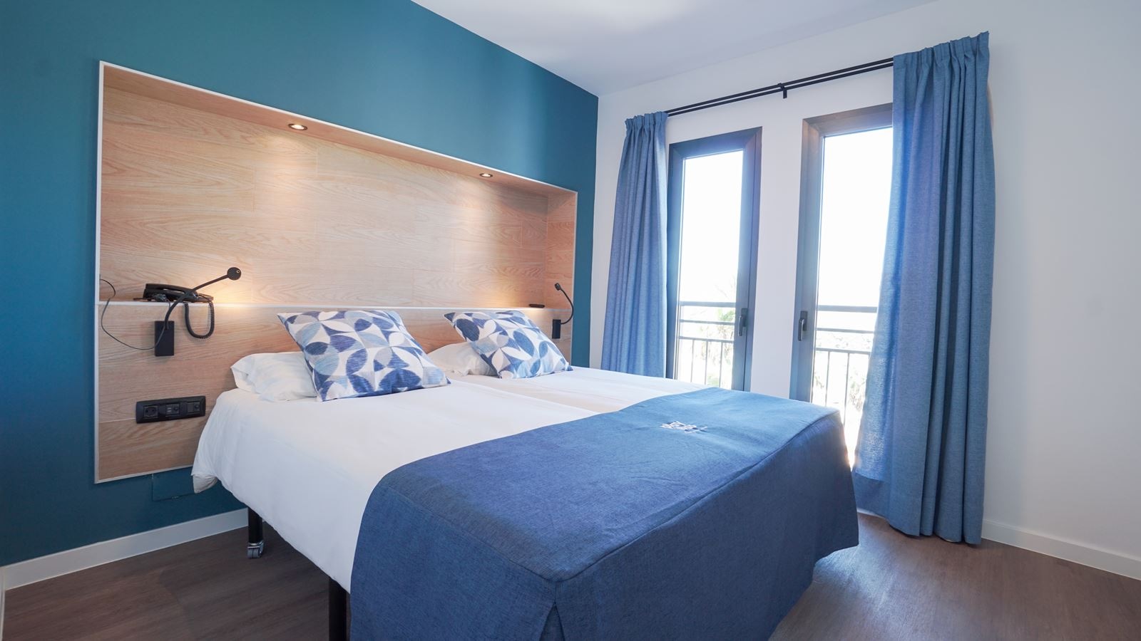 rooms-junior-suite-sea-view-with-kitchenette
