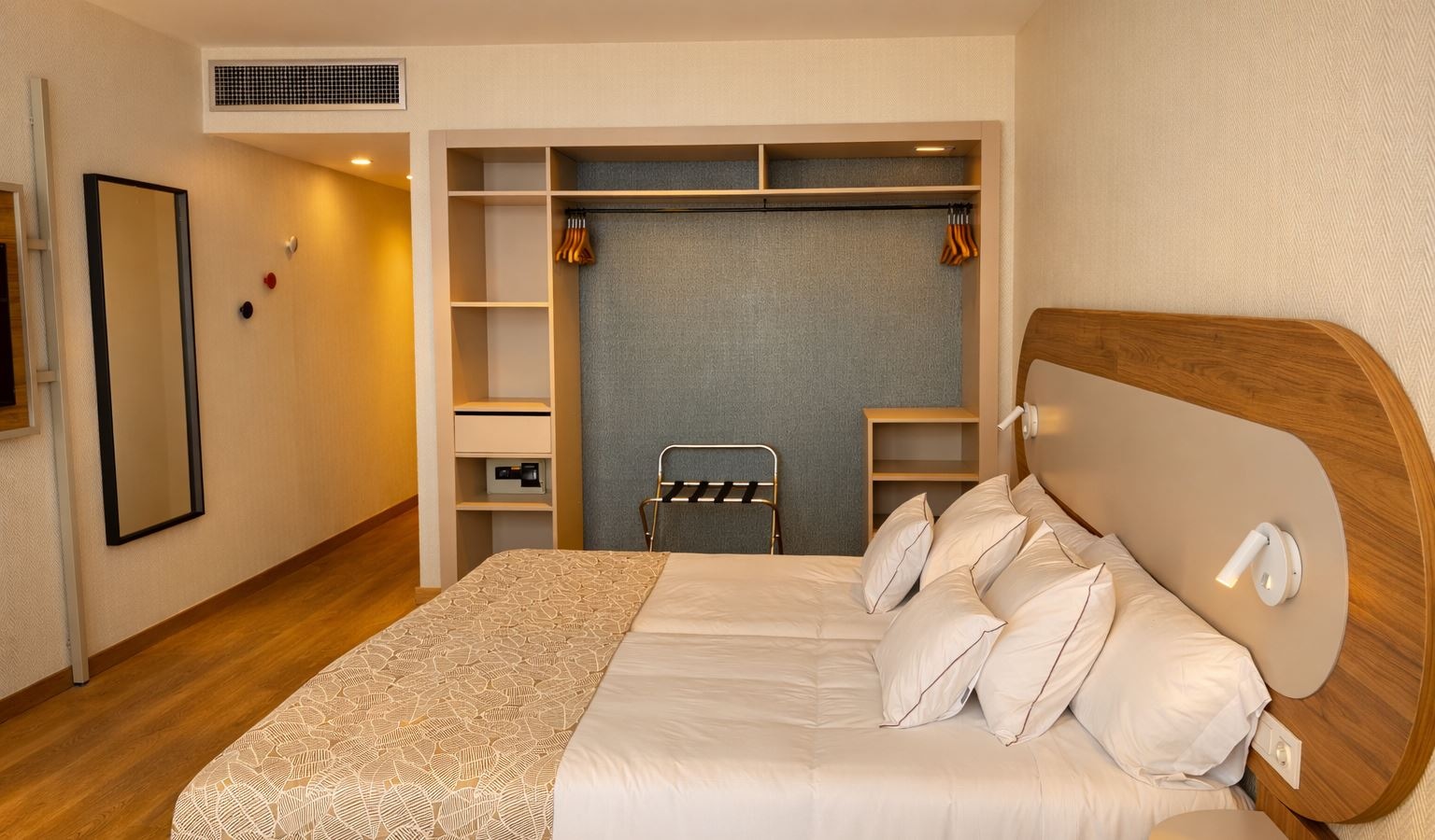 rooms-twin-room-superior-with-balcony-or-terrace