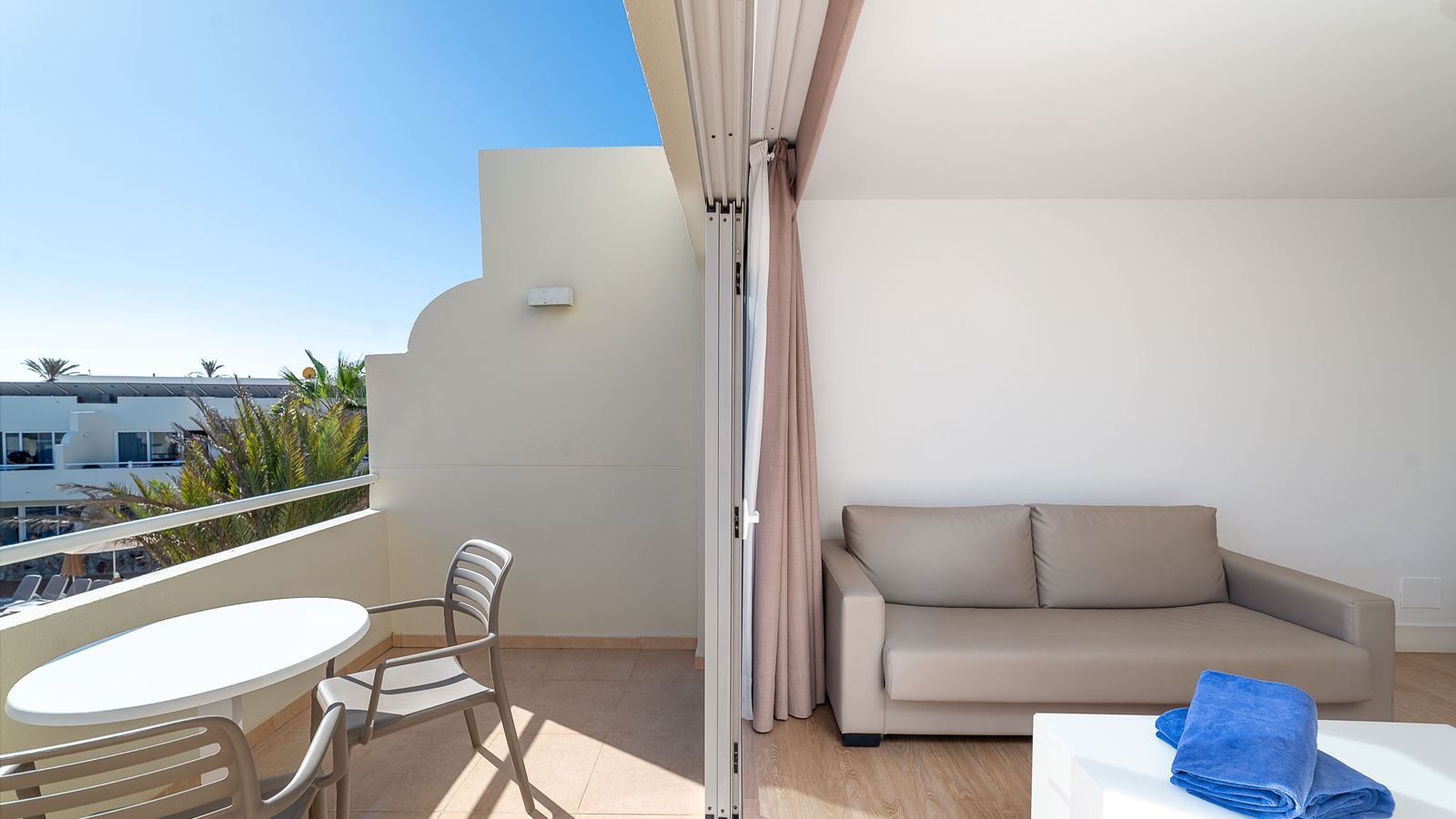 rooms-double-room-balcony-or-terrace