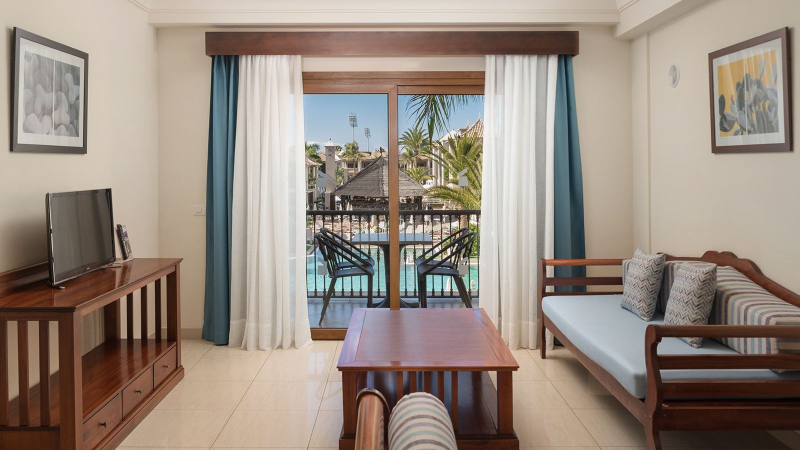 rooms-golf-view-suite-balcony-or-terrace