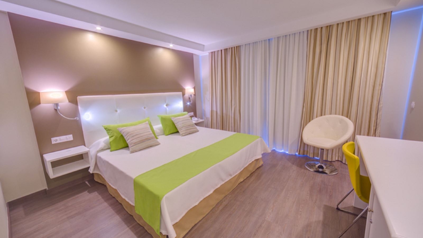 rooms-superior-street-view