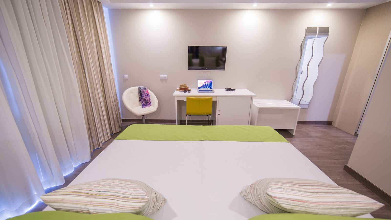 rooms-superior-pool-view