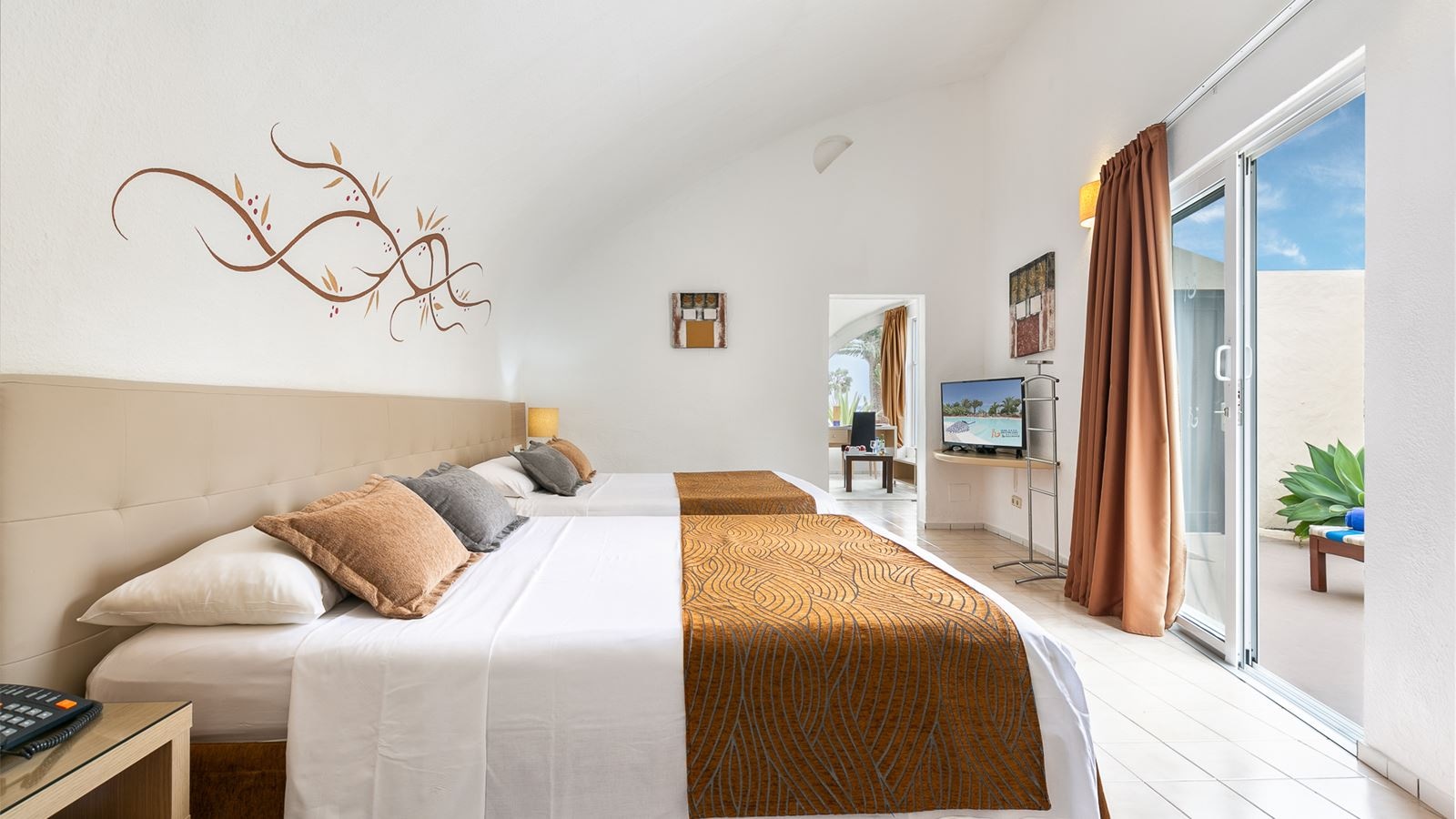 rooms-senior-suite-whit-terrace-ssui