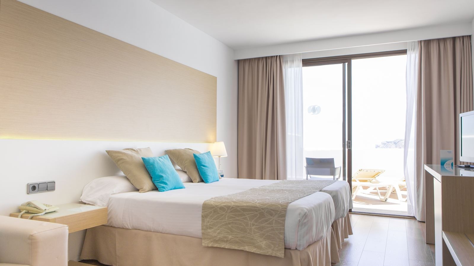 rooms-suite-sea-view-balcony-or-terrace