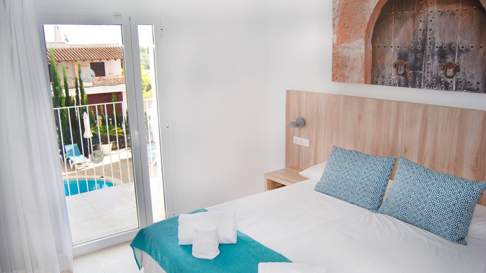 rooms-double-pool-view