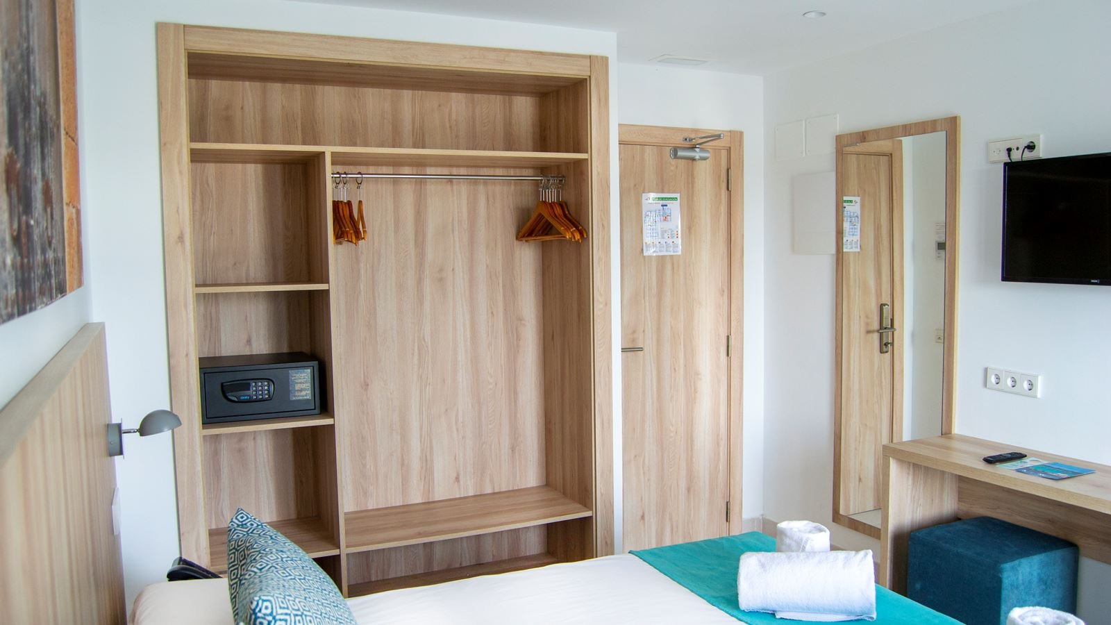 rooms-double-pool-view