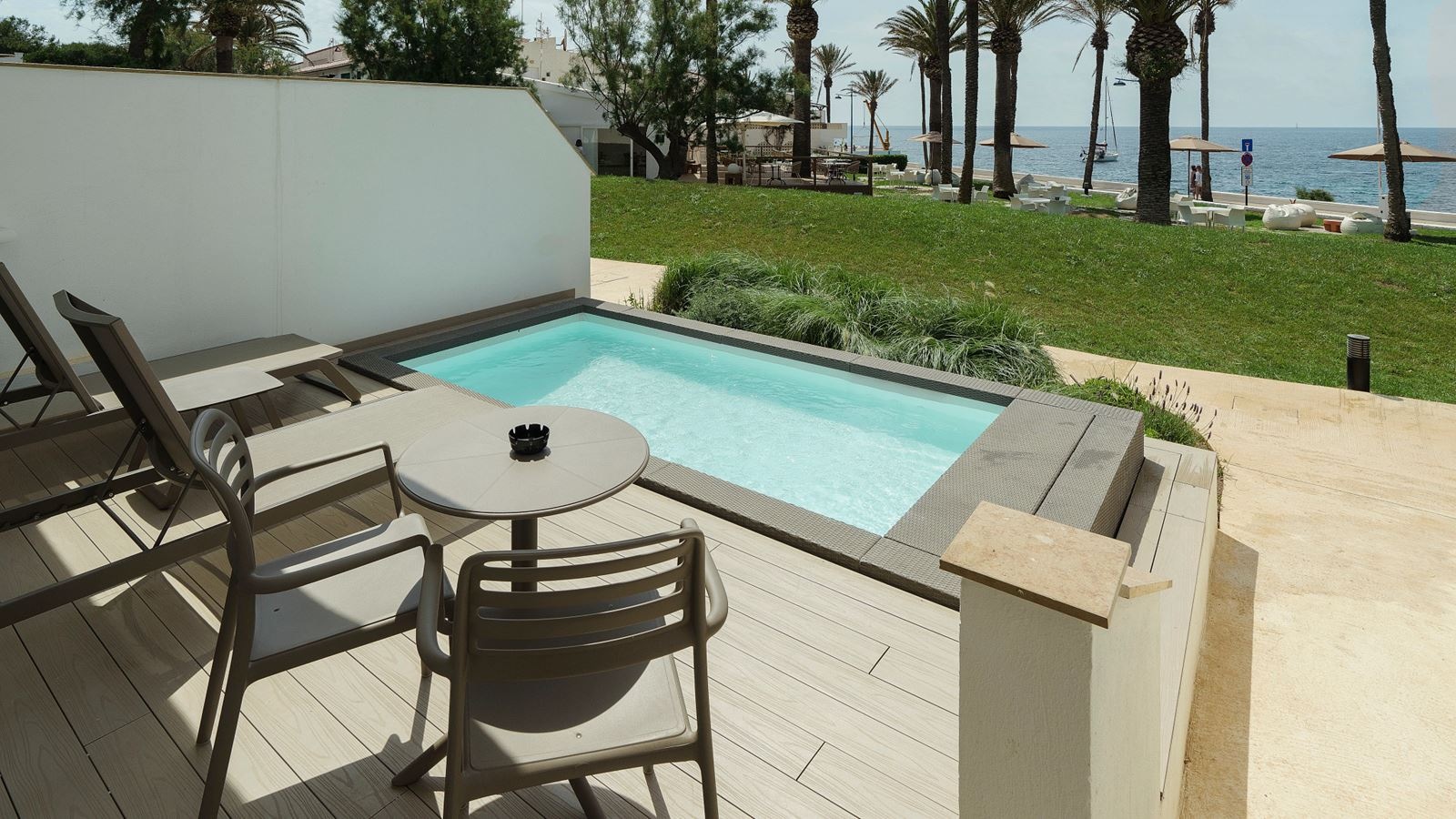 rooms-my-favorite-club-suite-swim-up-seaview