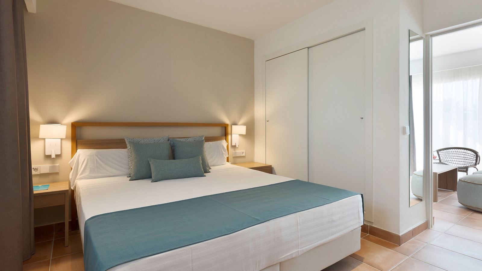 rooms-my-favorite-club-suite-swim-up-garden-view