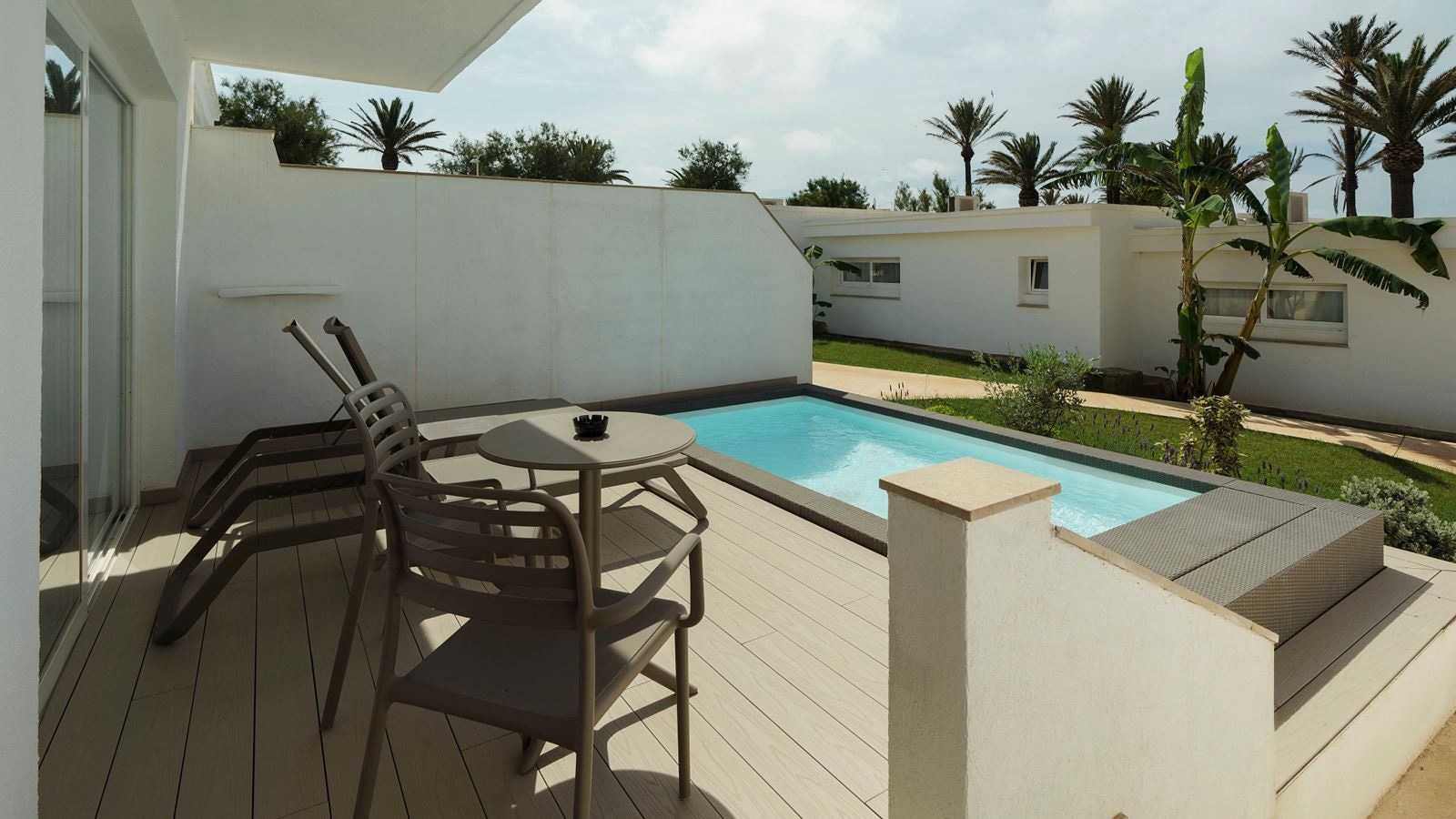 rooms-my-favorite-club-suite-swim-up-garden-view