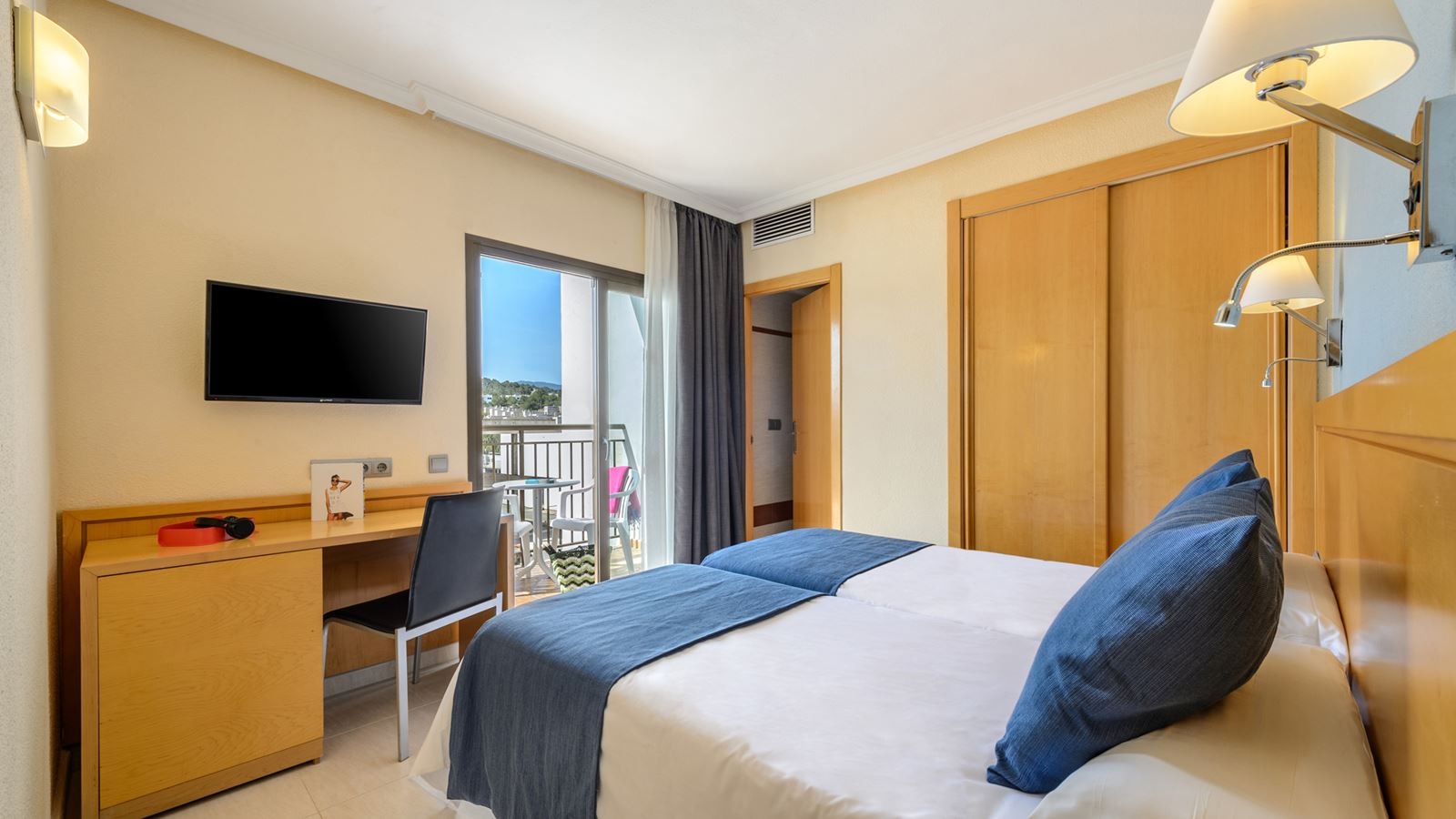 rooms-twin-room-balcony-or-terrace