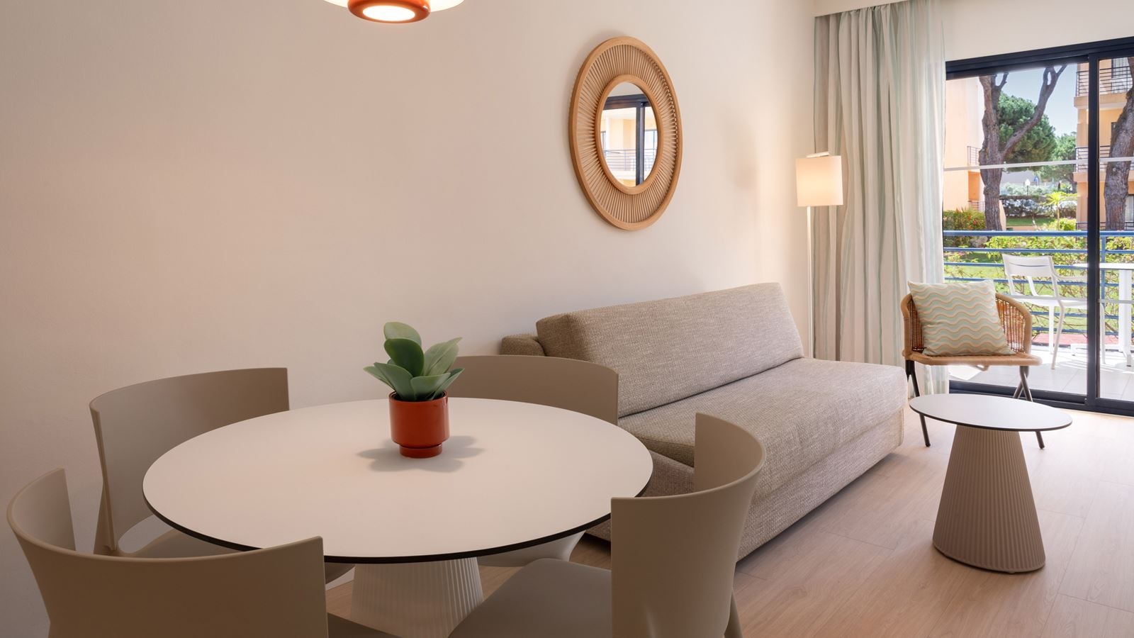 rooms-ste-suite-with-kitchen