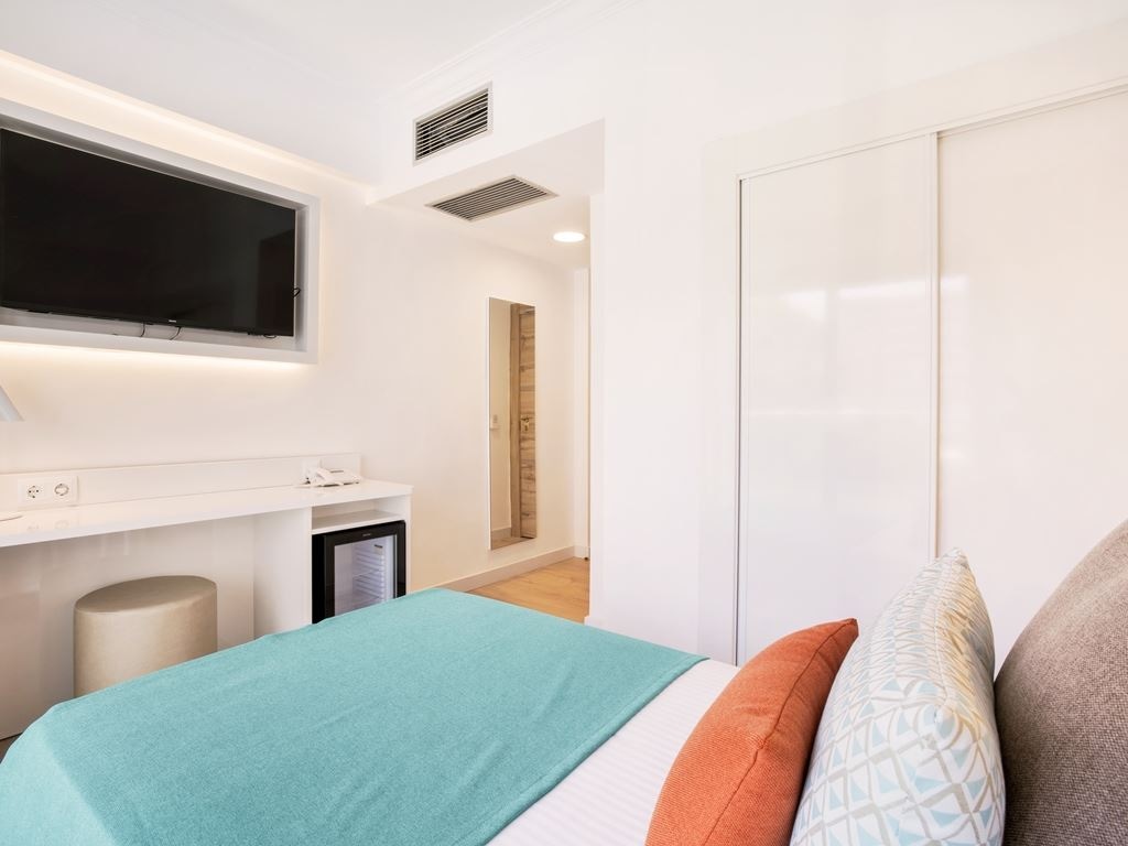 rooms-ib--single-room-balcony-or-terrace